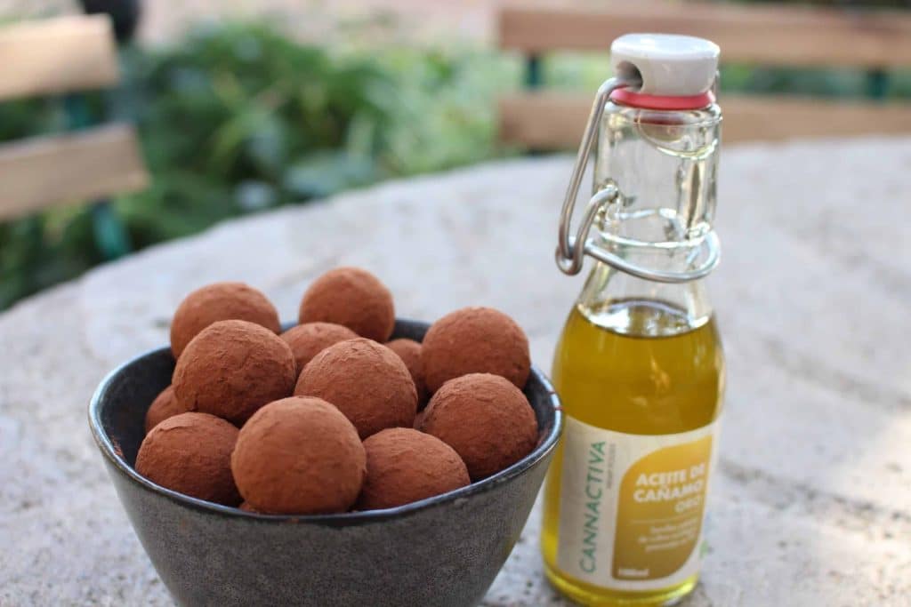 Cacao-, kokosnoot- en hennep-energieballetjes