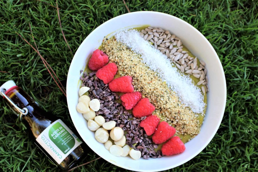 Mango en avocado smoothie bowl