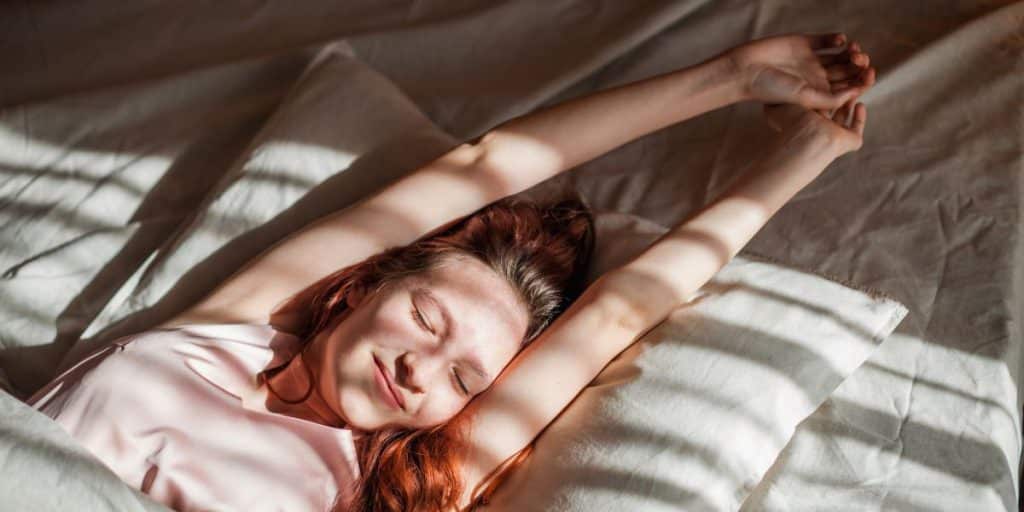 Goed slapende vrouw in bed